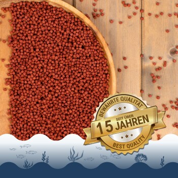 Rote Fischfutterpellets in einer Holzschüssel auf einer Holzoberfläche, mit einem Abzeichen, das '10 Jahre Beste Qualität' auf Deutsch angibt.