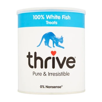 Dose Thrive 100% Weißfisch-Leckerlis für Katzen, mit einem blauen Deckel, einer Katzensilhouette und dem Text 'Rein & Unwiderstehlich.'