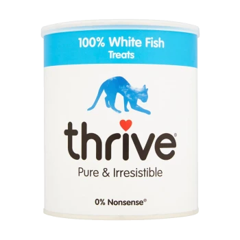 Blik van Thrive 100% Witte Vis Snacks voor katten, met een blauwe deksel, een silhouet van een kat, en de tekst 'Pure & Irresistible.'