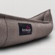 Braunes Stoff-Hundebett mit schwarzem Etikett mit der Aufschrift "tierlando Hundebetten und mehr..." auf heller Oberfläche.