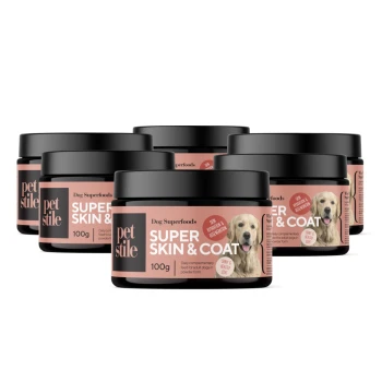 Sechs Gläser "Petstile Dog Superfoods Super Skin & Coat", jedes mit 100g, die die Hautfeuchtigkeit und ein gesundes Fell fördern.