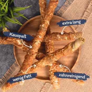 Ein Holztablett hält lange Hundeleckerlis, die auf Deutsch beschriftet sind: "Kauspaß," "extra lang," "wenig Fett," und "zahreinigend," mit einer grünen Pflanze im Hintergrund.