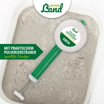 Pulverzerstäuber für Kieselgur, mit einem grünen Griff und einer weißen Düse, in einem Tablett mit feinem Pulver platziert.