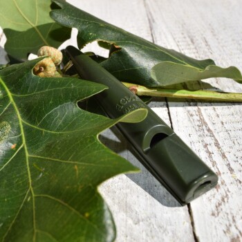 Hand hält eine 80 mm schwarze Pfeife mit Schlüsselring und Lanyard, deutscher Text hebt Größe, Hygiene, praktischen Verschluss und zweisprachige Anleitung hervor.