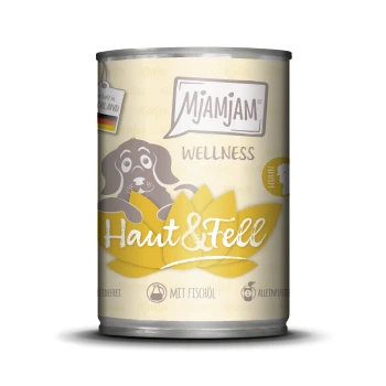 Dosenfutter für Hunde mit der Aufschrift "Mjamjam Wellness Haut & Fell", mit einem Cartoon-Hund und Symbolen, die anzeigen, dass es getreidefrei ist und Fischöl enthält.