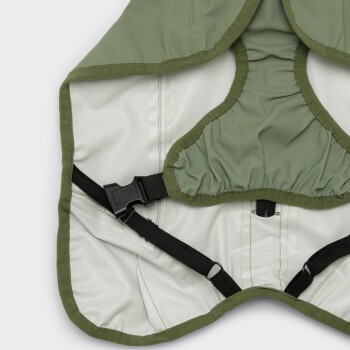 Grüner und weißer Haustier-Regenmantel mit verstellbaren schwarzen Riemen und Kunststoffschnalle, auf links gedreht vor weißem Hintergrund gezeigt.