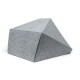 Grau gefilztes Haustierbett in Form einer geometrischen Pyramide, entworfen für Komfort und Stil.
