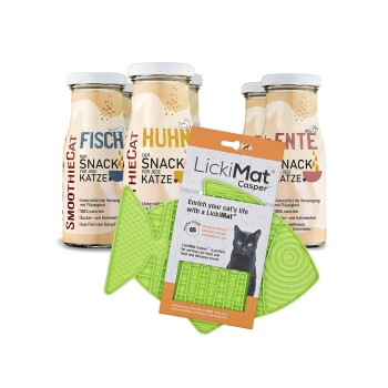 Ein Paket mit vier Flaschen "SmoothieCat" Hühnersnack für Katzen, beschriftet auf Deutsch, neben einer grünen LickiMat Casper zur Bereicherung der Katzenmahlzeiten.