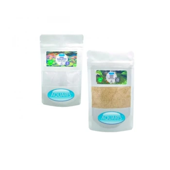 Zwei Beutel Aquaris Fischfutter, einer beschriftet mit "Teichsticks" mit bunten aquatischen Bildern, und der andere beschriftet mit "Teichpellets" mit einer braunen Textur.