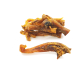 Ein Haufen getrockneter Fischleckerlis für Haustiere, mit verschiedenen Formen und Texturen, auf einem weißen Hintergrund.