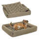 Ein plüschiges, taupefarbenes Hundebett mit einem gepolsterten Design, auf dem ein kleiner brauner Hund bequem auf dem unteren Bett liegt.