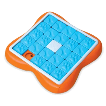 Interaktives Haustierpuzzle-Spielzeug mit einem blauen Pfotenabdruckdesign auf einer quadratischen orangefarbenen Basis, mit einem zentralen weißen Block.