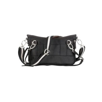 Schwarze Haustiertragetasche mit silbernen Beschlägen und einem gestreiften Schultergurt, mit mehreren Außentaschen zur Aufbewahrung.