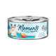 Eine Katzenfutterdose mit einem blauen Etikett mit dem Text "Momente zum Genießen," "Thunfisch mit Garnelen" und einem Qualitätsabzeichen.