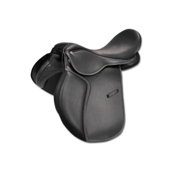 Schwarzer Ledersattel für Pferde mit glatter Oberfläche und weißen Nähten, auf einem weißen Hintergrund positioniert.