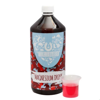 Eine Magnesium-Trinkflasche mit einem blauen und roten Etikett, das "MAGNESIUM DRINK" und "TIERLIEBHABER" liest, neben einer kleinen Tasse mit rosa Flüssigkeit.