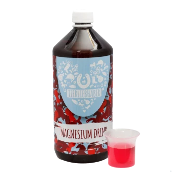 Eine Magnesium-Trinkflasche mit einem blauen und roten Etikett, das "MAGNESIUM DRINK" und "TIERLIEBHABER" liest, neben einer kleinen Tasse mit rosa Flüssigkeit.