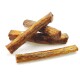 Une pile de bâtonnets à mâcher pour chiens, bruns et texturés, disposés sur un fond blanc.