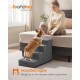 Corgi, der eine graue Haustiertreppe aufs Bett hochklettert, während eine lächelnde Frau zuschaut; zeigt 'feandrea by SONGMICS HOME' und 'Haustiertreppe'