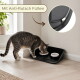 Getigerte Katze frisst aus einem schwarzen Doppelnapf mit weißen Schalen; Einblende zeigt Anti-Rutsch-Füße; sichtbarer Text: "Mit Anti-Rutsch Füßen"