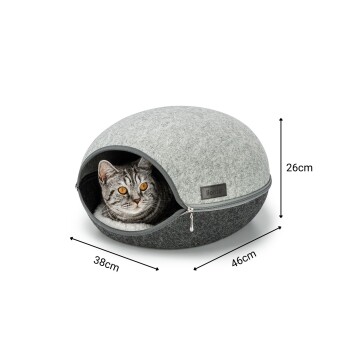 Ein gemütliches, rundes graues Katzenbett mit Reißverschluss, mit einer silbernen Tabbykatze, die herausblickt. Abmessungen: 46 cm x 38 cm x 26 cm.