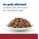Bol de nourriture humide pour animaux avec une texture riche et charnue, accompagné du texte "Un goût alléchant auquel les animaux ne résistent pas."