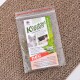 Verpackung des Katzenspielzeugs "Knuddel Kissen" mit einem verspielten Kätzchen und einer schwarzen Katze, mit Text auf Deutsch über das Produkt und Unternehmensdetails.