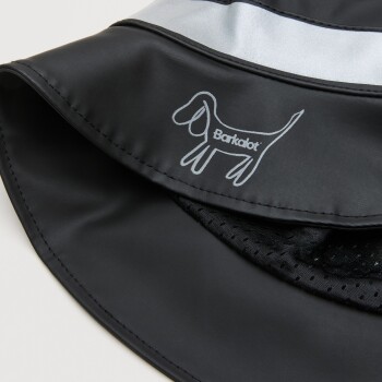 Nahaufnahme eines schwarzen Hundehutes mit silbernem Streifen, mit einer weißen Umrandung eines Hundes und dem Text "Barkalot."