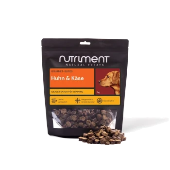 Tüte Nutriment Natural Treats ‚GOURMET-SLICES Huhn & Käse‘ 1 kg mit Hundeabbildung und einem Haufen brauner Trainingsleckerli.