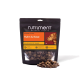 Tüte Nutriment Natural Treats ‚GOURMET-SLICES Huhn & Käse‘ 1 kg mit Hundeabbildung und einem Haufen brauner Trainingsleckerli.