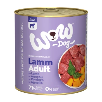 Blik hondenvoer gelabeld 'WOW Dog' met lam, met een paarse ontwerp, met stukken vlees en groenten, 71% vleesinhoud, 0% granen en gluten.