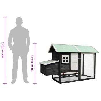 Schwarz-weißer hölzerner Hühnerstall mit grünem Dach, Seitenfenster, Tür und angebautem Drahtgitterauslauf, gezeigt mit Höhenvergleich.