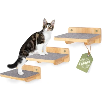 Schwarz-weiße Katze steht auf wandmontierten Katzenregalen aus Holz mit grauem Teppich, Anhänger mit der Aufschrift "Made in Europe".