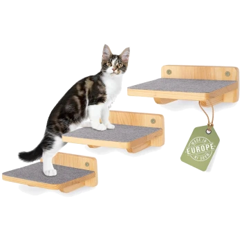 Schwarz-weiße Katze steht auf wandmontierten Katzenregalen aus Holz mit grauem Teppich, Anhänger mit der Aufschrift "Made in Europe".