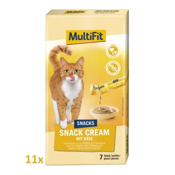 Eine orange getigerte Katze leckt sich die Lippen vor einer Packung MultiFit Snack Cream mit Käse, die 11 Portionen enthält.