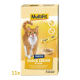Eine orange getigerte Katze leckt sich die Lippen vor einer Packung MultiFit Snack Cream mit Käse, die 11 Portionen enthält.