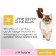 Eine flauschige blauäugige Katze auf einem weißen Hintergrund, mit Text über Weizen- und Sojafreiheit, plus "mit Lachs" und "sensible".