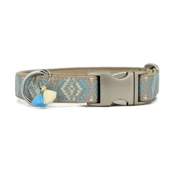 Stylische Haustierhalsband mit einem gewebten Design in Blau und Beige, mit einer silbernen Schnalle und dekorativen Quasten.