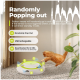 Orangene Katze springt auf ein weißes Pop-out-Spielzeug mit 6 Löchern; Text: "Zufälliges Herausspringen", "USB wiederaufladbar", "Reaktiviert 2 m".
