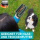 Eine Person in einer blauen Jacke hält einen grünen Beutel mit Hundefutter, während ein Hund nach oben schaut. Text: "Geeignet für Nass- und Trockenfutter."