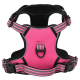 Rosa Hundegeschirr mit verstellbaren Riemen und einer stabilen Schnalle, mit einem gepolsterten Design für Komfort und Sicherheit.