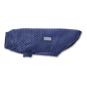 Blauer, kabelgestrickter Hundepullover mit geripptem Kragen und Beinöffnungen, rechteckiges Label mit der Aufschrift 'WOLTERS'.