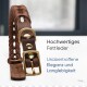 Brauner Lederhalsband für Hunde mit geflochtenem Design, Messingverschluss und eingraviertem Text: "Hochwertiges Fettleder" und "Unübertroffene Eleganz."