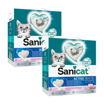Zwei Kartons Sanicat Katzenstreu, gekennzeichnet mit "Active White" und "Aqua," mit einer Katzenillustration und Ansprüchen auf Geruchskontrolle und langanhaltende Nutzung.