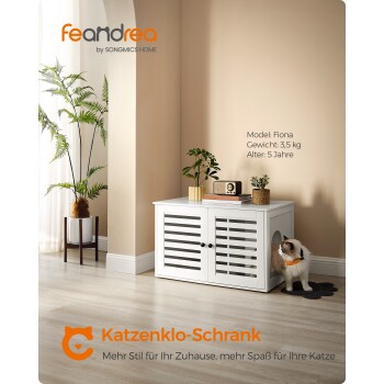 Ein stilvoller Katzenstreu-Schrank in Weiß mit lamellierten Türen, mit einer Katze namens Fiona, 5 Jahre alt, 3,5 kg schwer, neben einer Topfpflanze.
