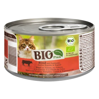 Puszka karmy dla kotów oznaczona 'BIO Plan', zawierająca wołowinę z pasternakiem, dynią, marchewką i olejem rzepakowym, z wizerunkiem kota na froncie.