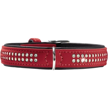 Rotes Lederhalsband mit schwarzem Innenfutter, zwei Reihen klarer Strasssteine, silbernem D-Ring und Schnalle.