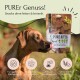 Hund, der sich die Lippen leckt, neben einer Packung "PURE BITES Pferd" Snacks, die Vorteile wie hypoallergen und getreidefrei hervorhebt.