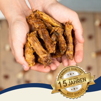 Hände halten eine Handvoll Hundeleckerlis, mit einem Abzeichen, das "Beste Qualität" und "15 Jahre" auf Deutsch angibt.