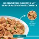 Hundefutter mit Huhn und grünen Bohnen auf einem weißen Teller. Text: "Hochwertige Nahrung" und "ADULT."